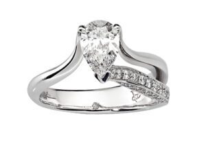 pear shape diamond ring